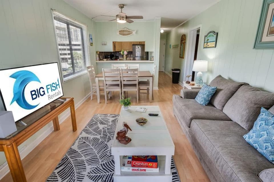 2BR Mariners Cove PoolSteps to Beach3rd Floor! House in South Carolina
