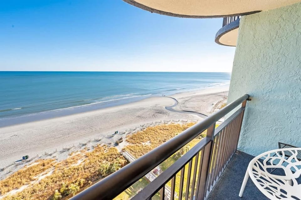 Beachfront condo w balcony & hot tub House in Myrtle Beach
