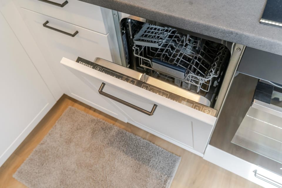 Kitchen or kitchenette, dishwasher