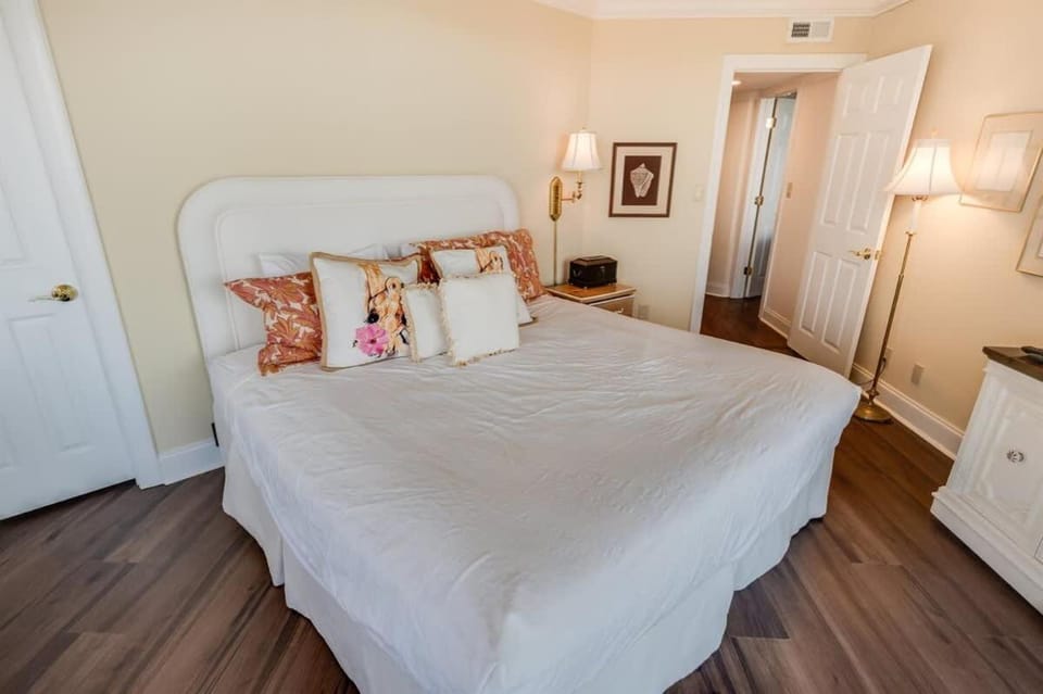 Newly Added Maisons, Large Balconies - City View! House in South Carolina