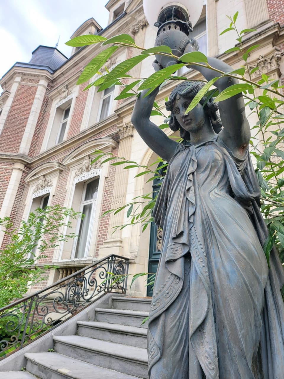 Nearby landmark, Day, People, Landmark view, group of guests