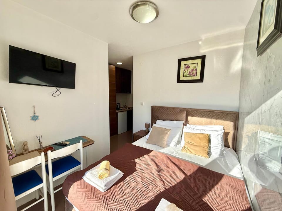 Bed, TV and multimedia, Dining area, Bedroom, towels