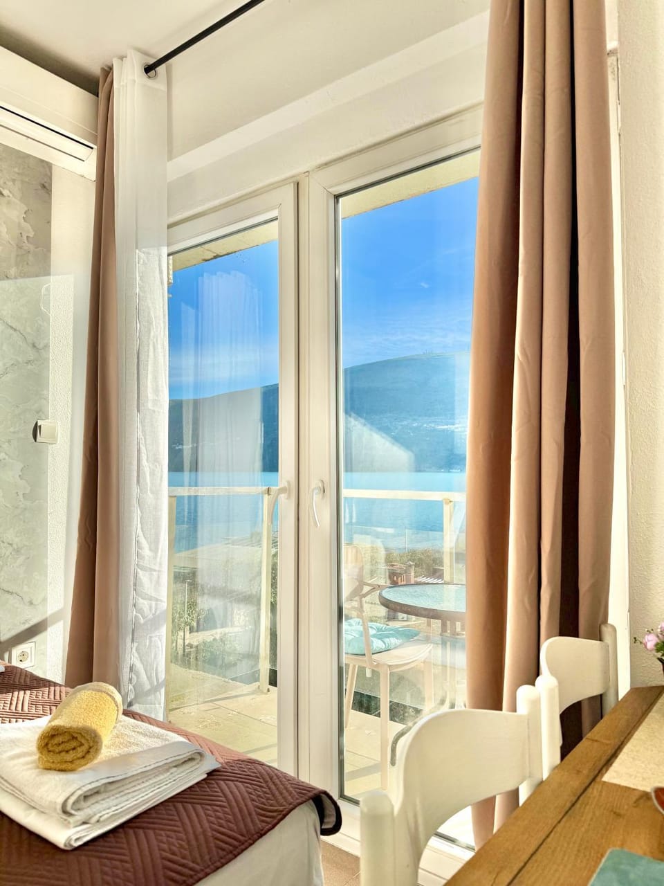 Balcony/Terrace, Seating area, Dining area, Bedroom