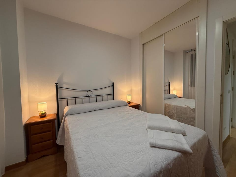 Bed, towels