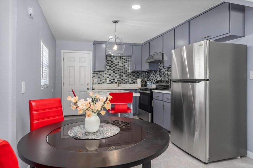 Kitchen or kitchenette, Dining area, oven, stove, toaster
