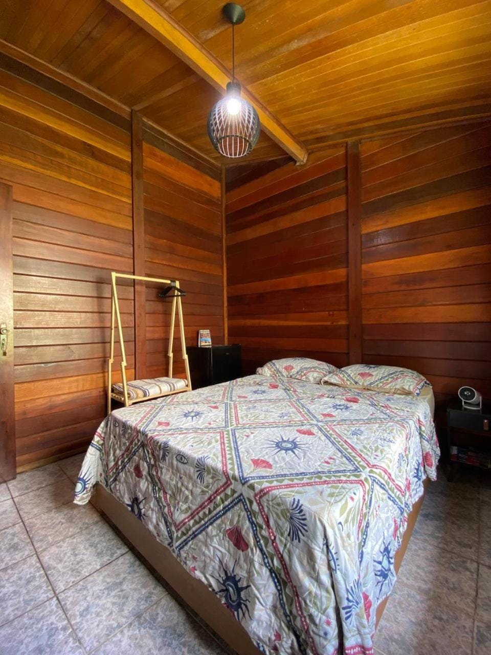 Quarto Primavera em Casa de Madeira com Piscina no Alto da Serra - PetFriendly Vacation rental in Cotia