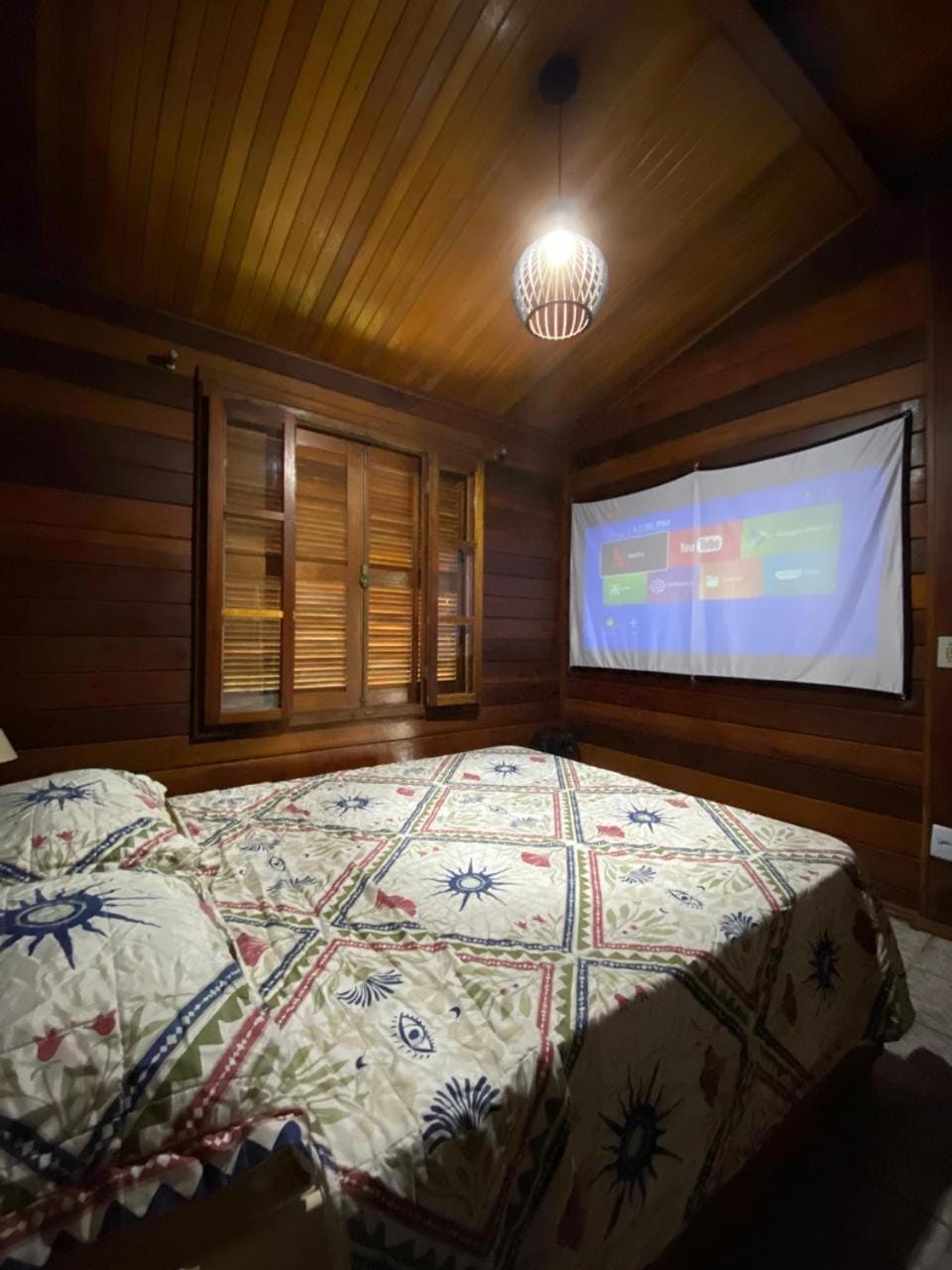 Quarto Primavera em Casa de Madeira com Piscina no Alto da Serra - PetFriendly Vacation rental in Cotia