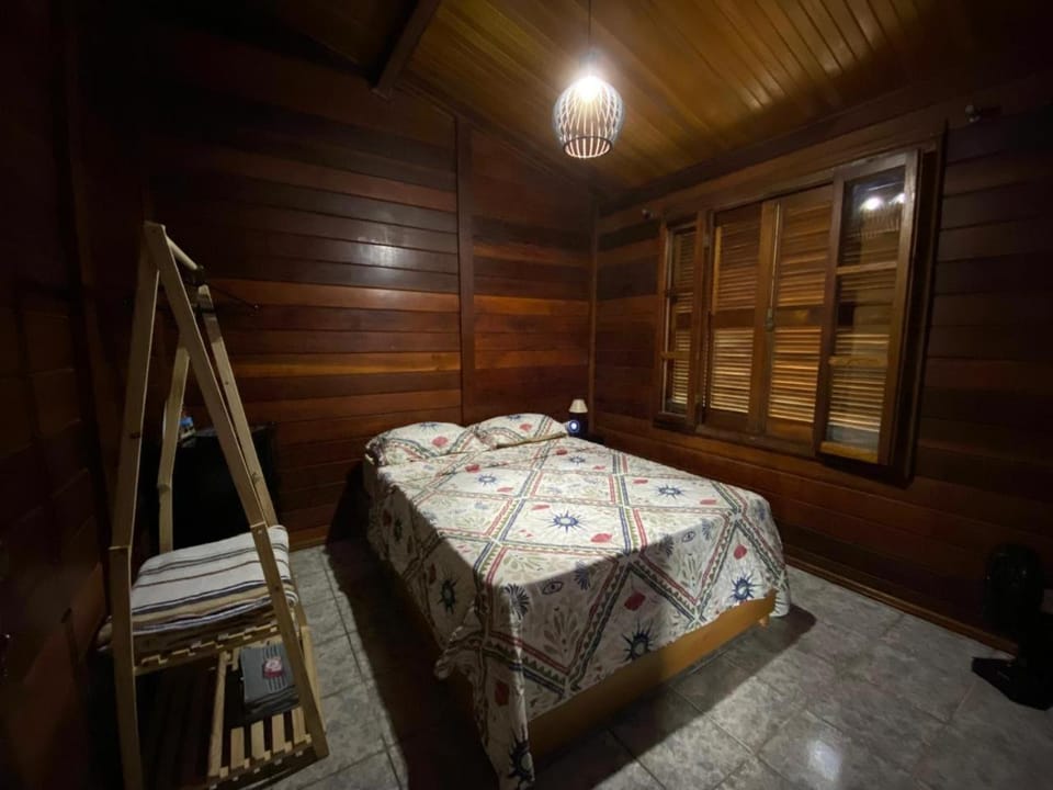 Quarto Primavera em Casa de Madeira com Piscina no Alto da Serra - PetFriendly Vacation rental in Cotia