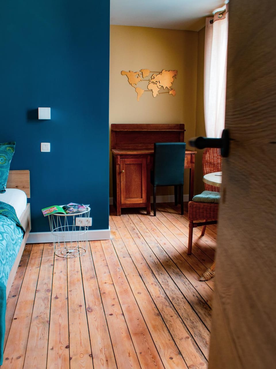 Bed, Living room, Photo of the whole room, Seating area, Bedroom