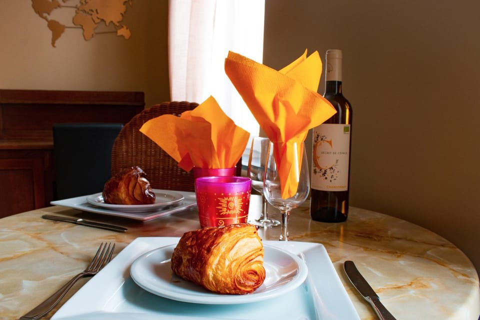 Food and drinks, Food, Breakfast, Continental breakfast, Drinks, Alcoholic drinks