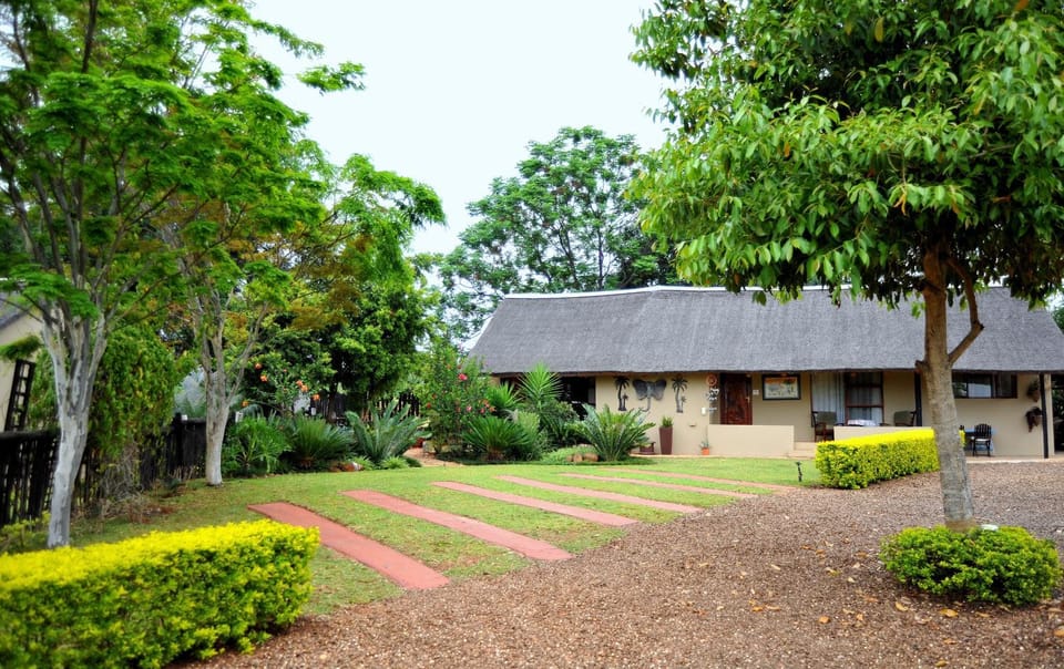 Property building, Facade/entrance, Garden, Garden view, Lake view, Pool view