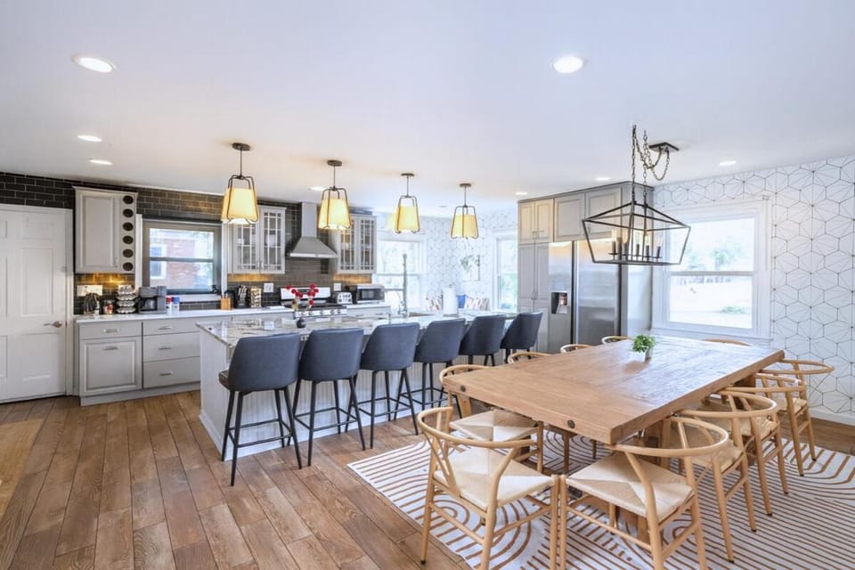 Kitchen or kitchenette, Dining area