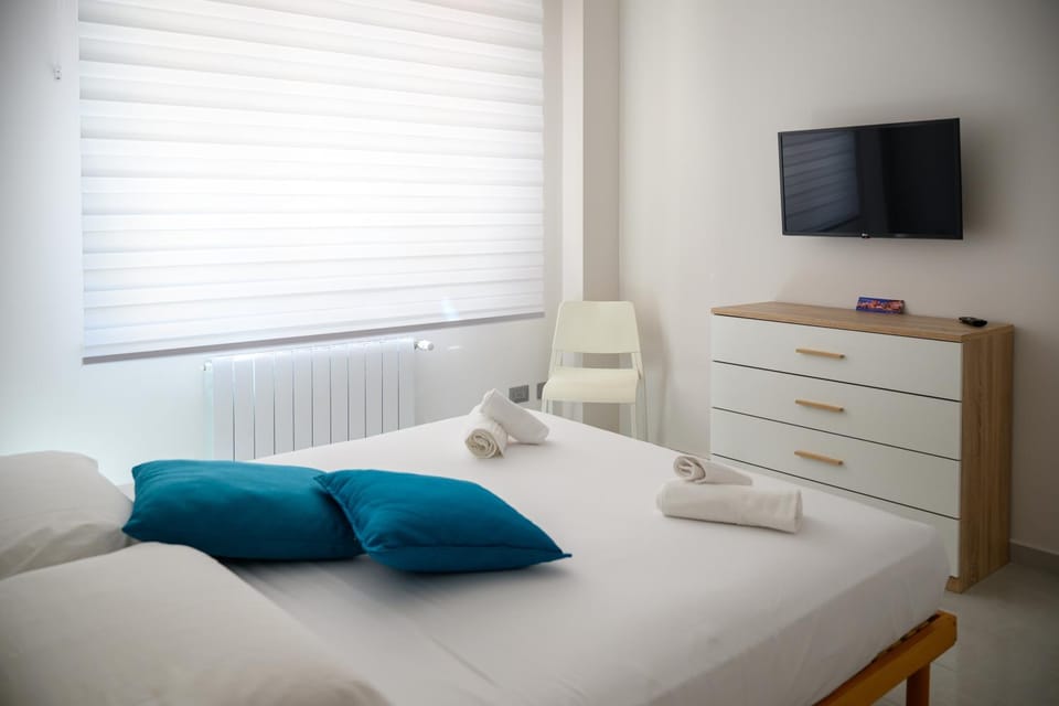 Bed, TV and multimedia, Photo of the whole room, Bedroom