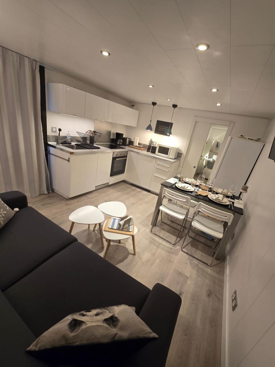 Kitchen or kitchenette, Living room, Dining area, oven