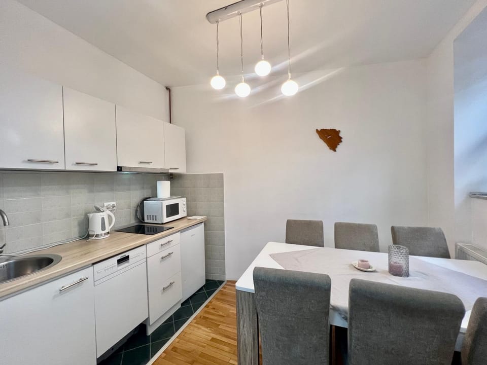Coffee/tea facilities, Kitchen or kitchenette, Photo of the whole room, Seating area, Dining area, stove