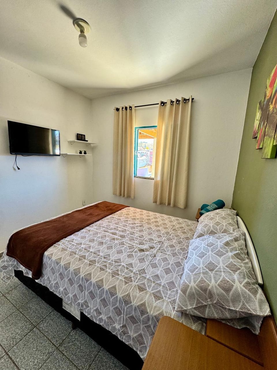 Photo of the whole room, Bedroom