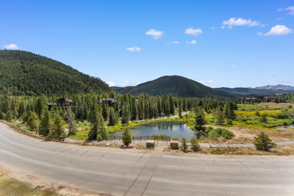 Day, Neighbourhood, Natural landscape, Mountain view