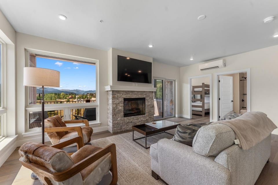 Day, TV and multimedia, View (from property/room), Living room, Seating area, Bedroom, Mountain view, fireplace, furniture, air conditioner