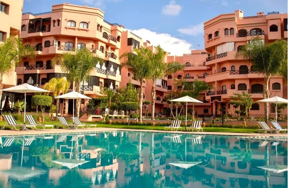 Property building, Patio, Spring, Day, Garden, Garden, Garden view, Pool view, Swimming pool, Swimming pool, sunbed