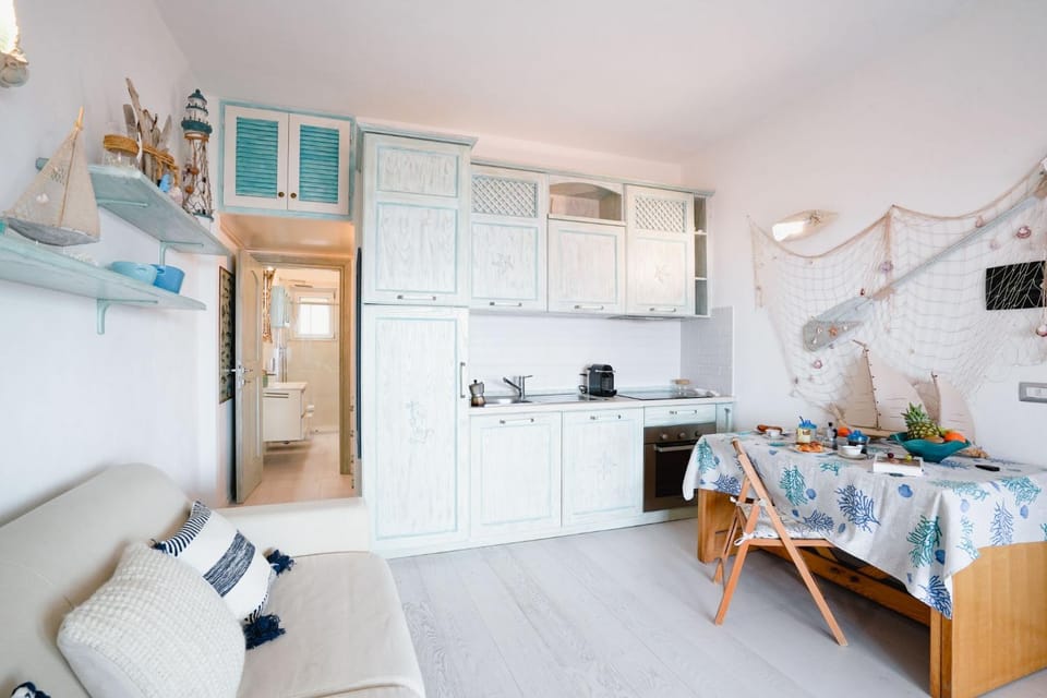 Kitchen or kitchenette, Seating area, Dining area, oven, stove