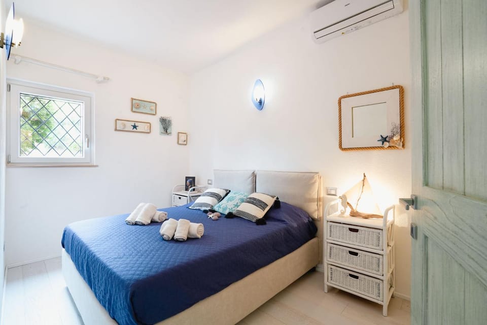 Bed, Photo of the whole room, Bedroom, towels, air conditioner