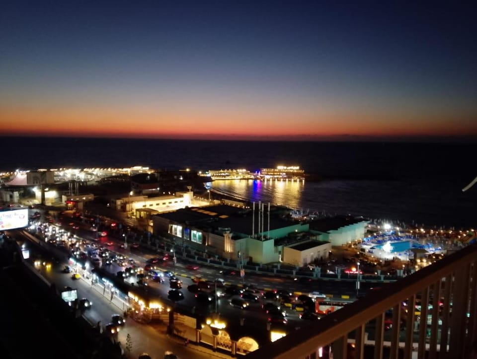 شقه على البحر مميزه فى سيتى اسكوير مصطفى كامل الظباط سيدى جابر Apartment in Alexandria