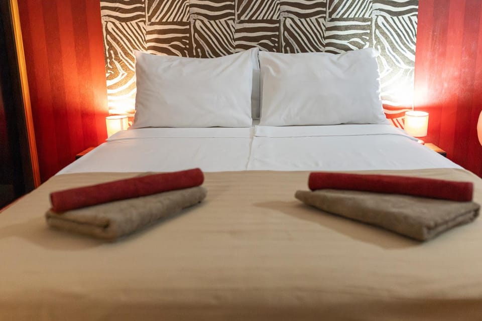 Bed, Bedroom, towels