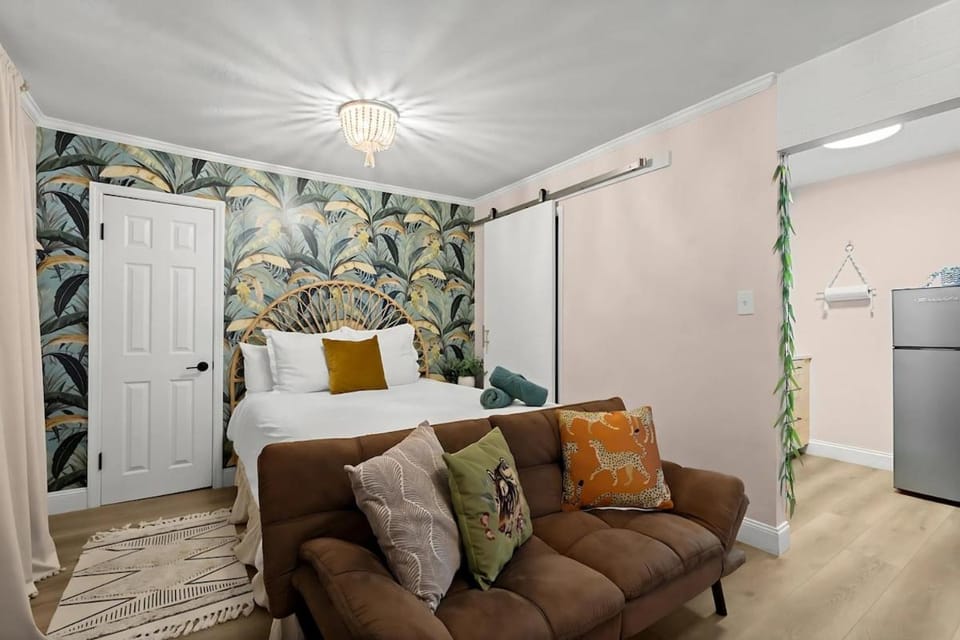Photo of the whole room, Seating area, Bedroom