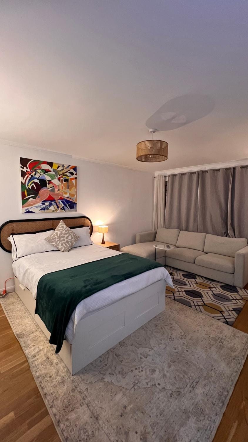 Bed, Living room, Photo of the whole room, Seating area, Bedroom