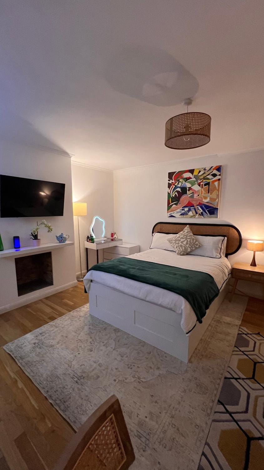 Bed, Photo of the whole room, Bedroom