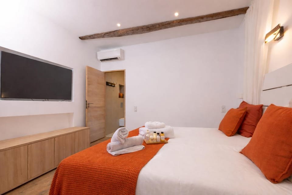Photo of the whole room, Bedroom