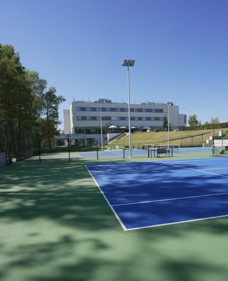 Day, Tennis court