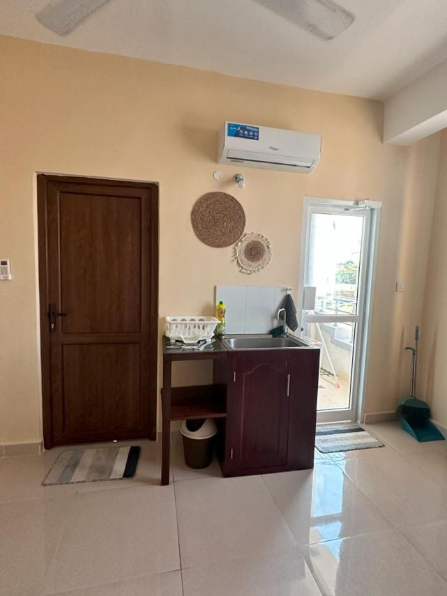 Kitchen or kitchenette, air conditioner