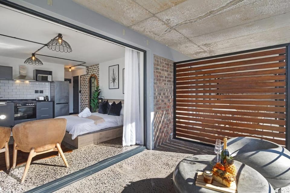 Lira On White Soil Apartment in Cape Town
