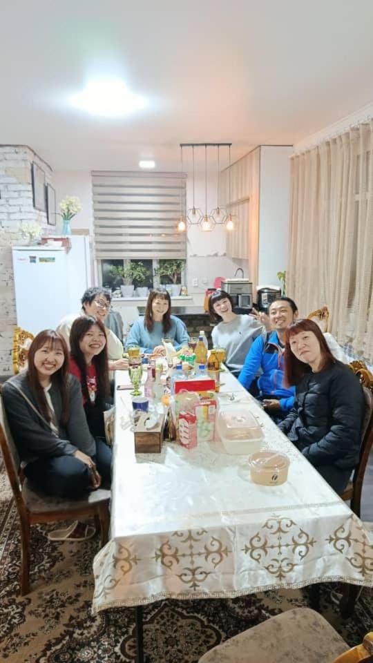 People, Food and drinks, Dining area, Drinks, group of guests