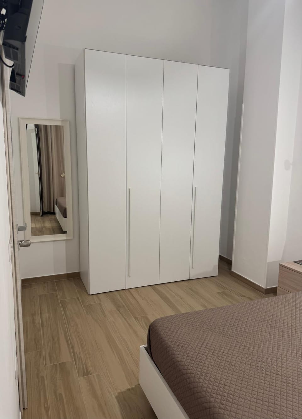 Photo of the whole room, Bedroom, wardrobe