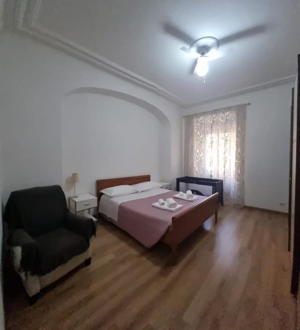 Bed, Photo of the whole room, towels