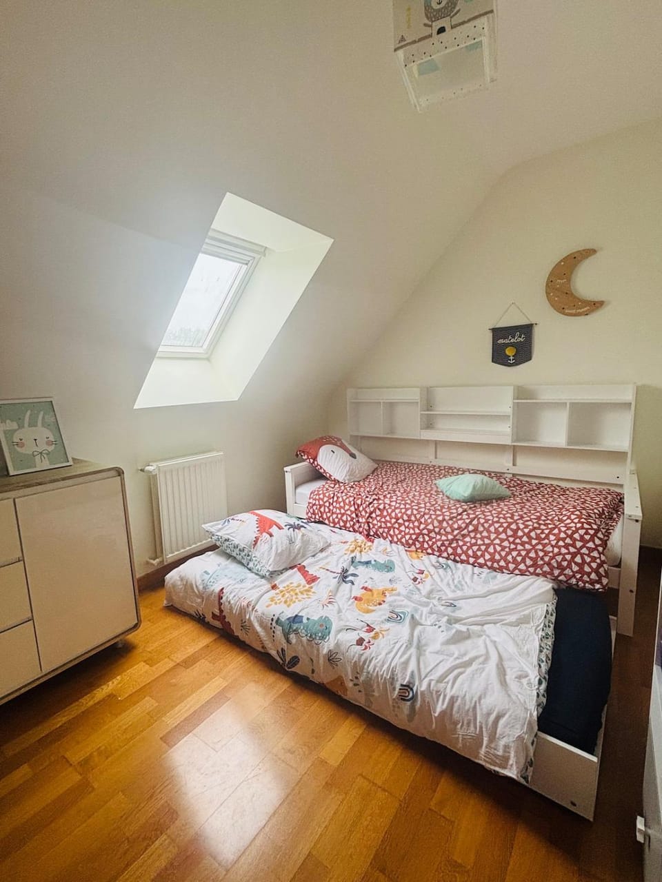 Photo of the whole room, Bedroom, wardrobe