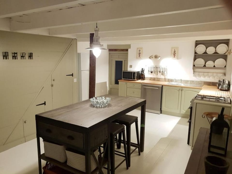 Kitchen or kitchenette, Dining area, stove