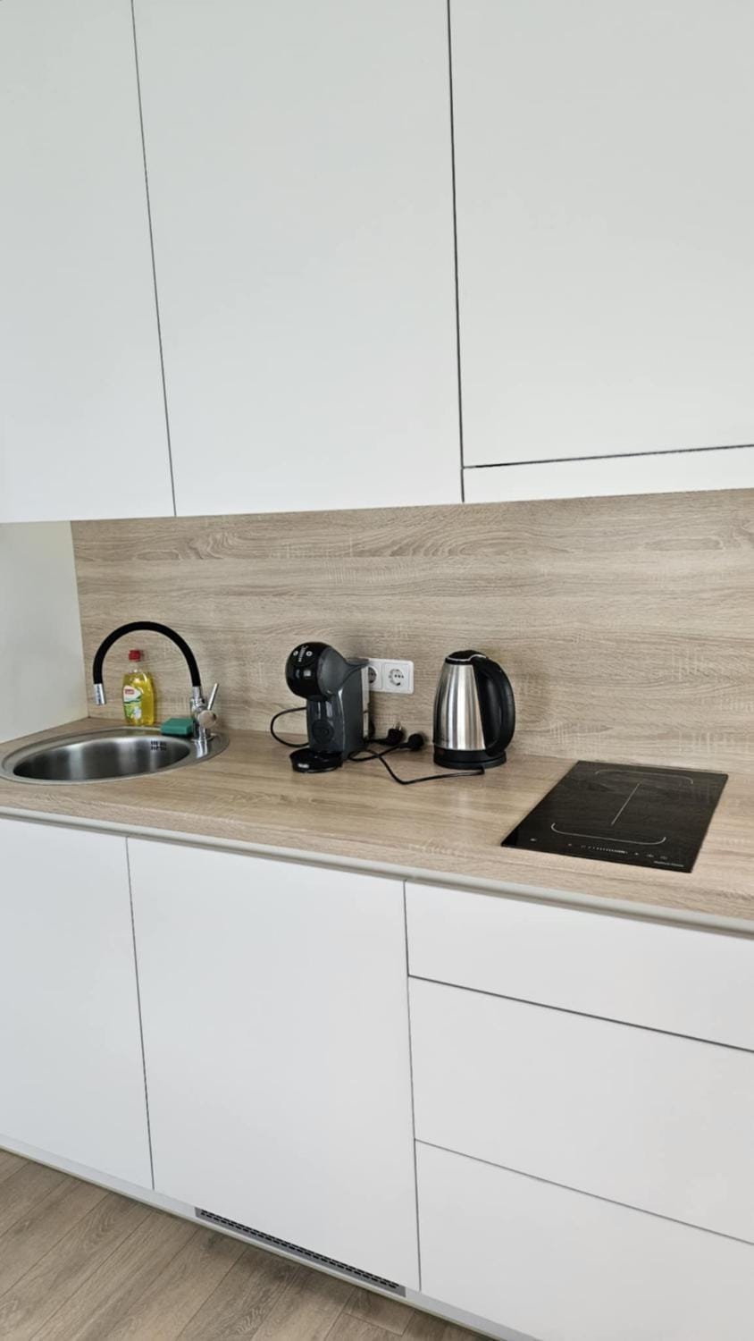 Coffee/tea facilities, Kitchen or kitchenette, stove