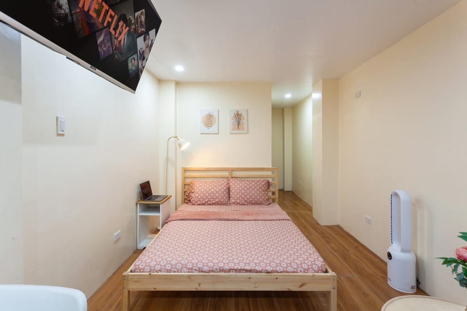 Bed, TV and multimedia, Bedroom