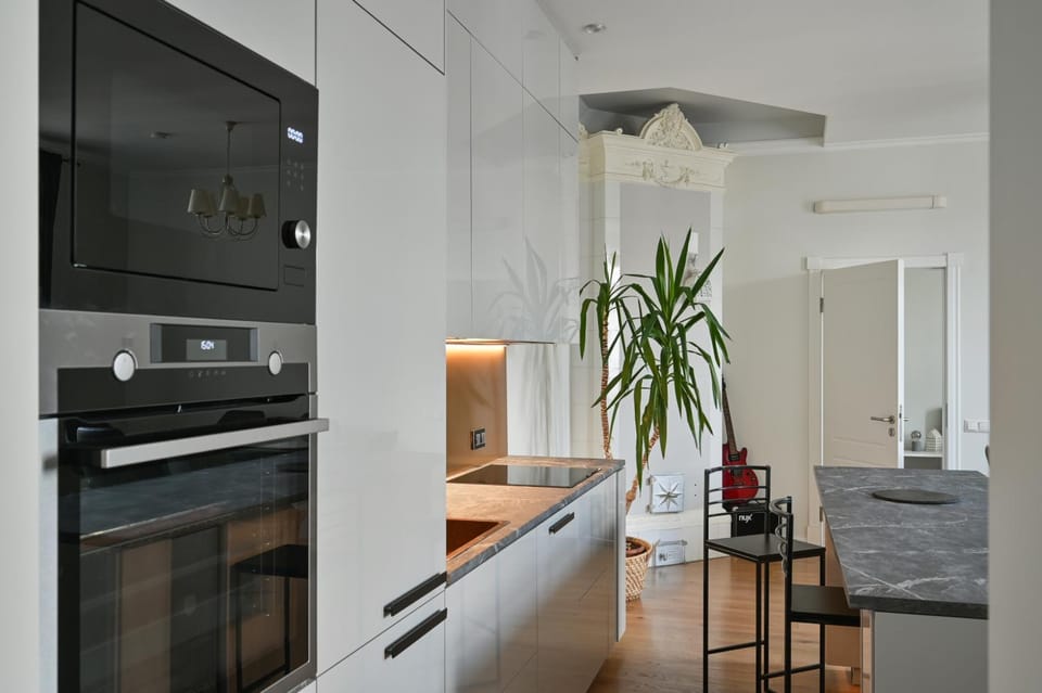Kitchen or kitchenette, Dining area, minibar, oven, stove