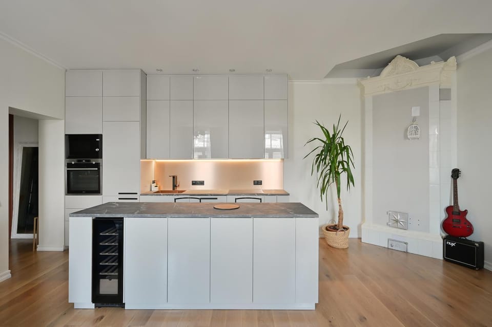Kitchen or kitchenette, minibar