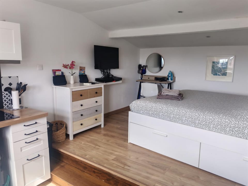 Bed, TV and multimedia, Bedroom, hair dresser