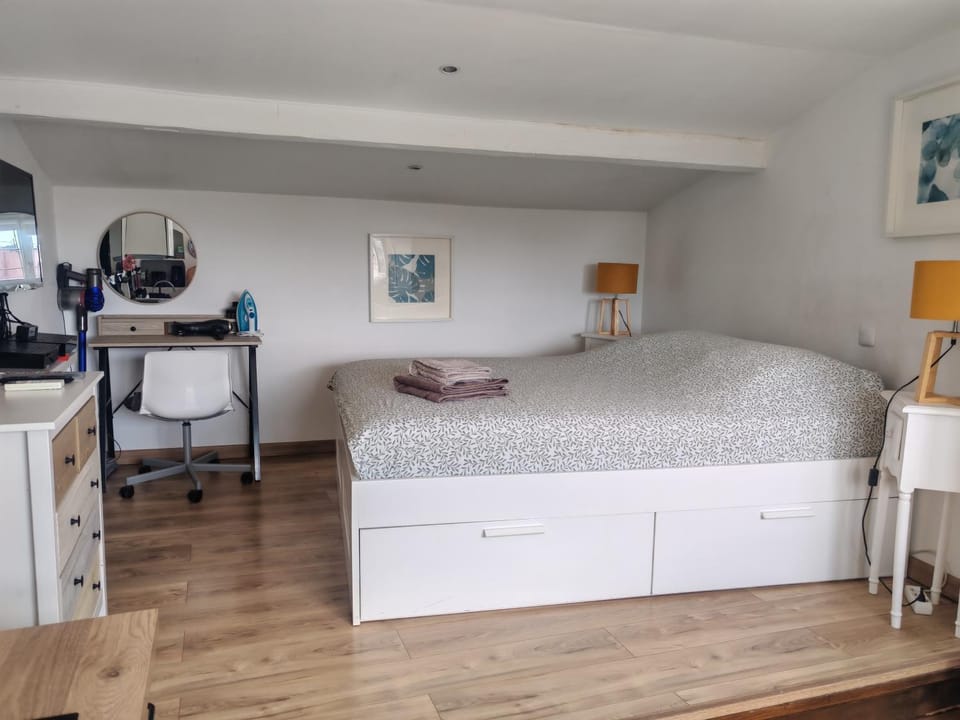 Bed, TV and multimedia, Bedroom, hair dresser