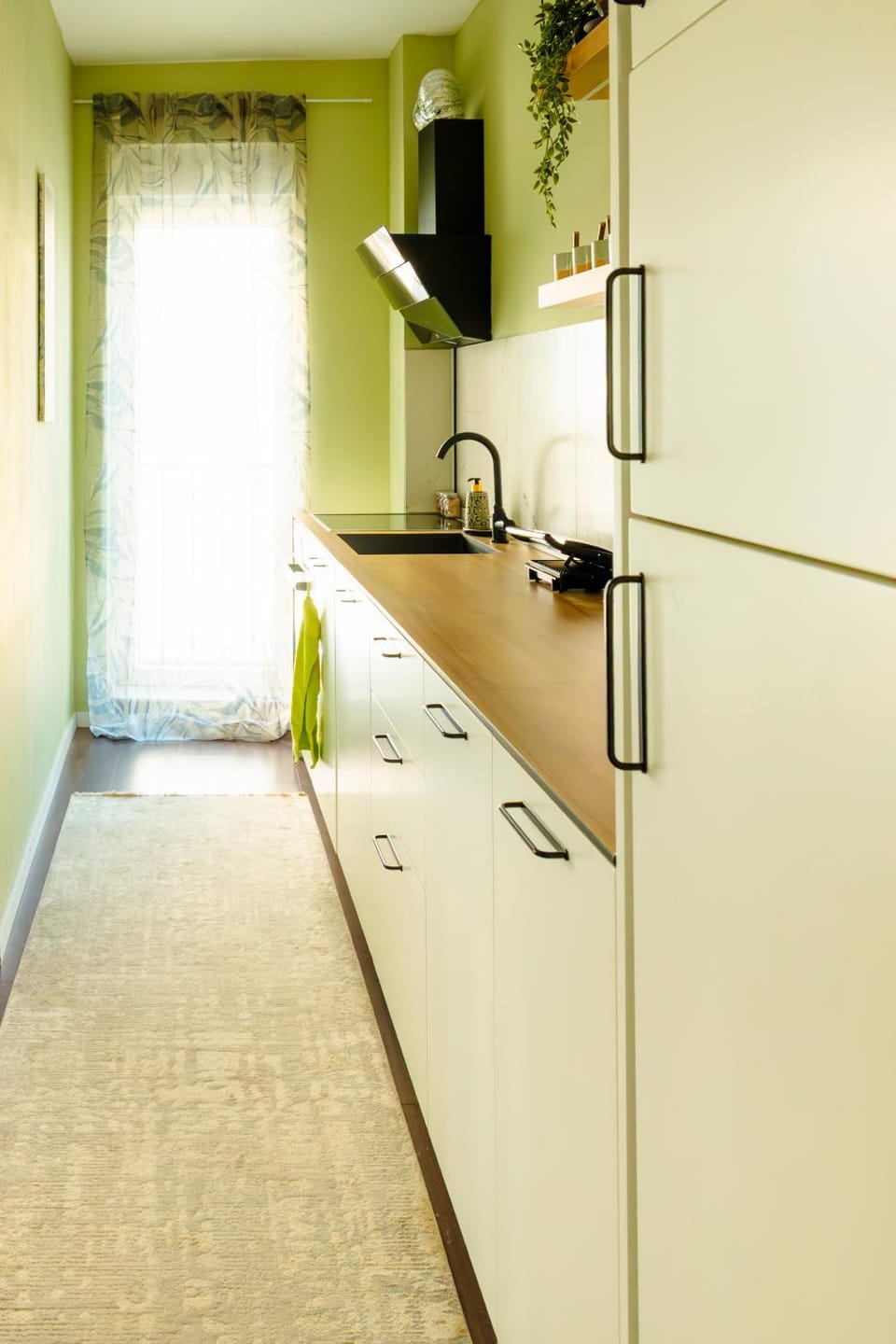 Kitchen or kitchenette, minibar, oven