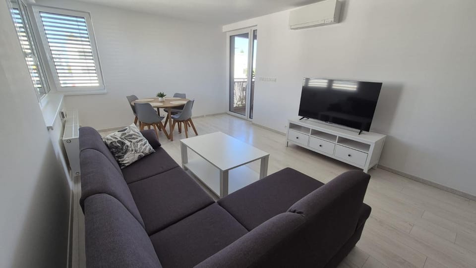Communal lounge/ TV room, TV and multimedia, Living room, Seating area, Dining area, Evening entertainment