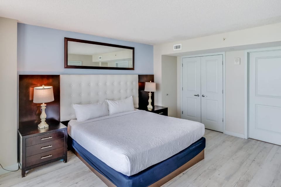 Direct Oceanfront Remodeled King 2BR,Amazing Views House in Myrtle Beach