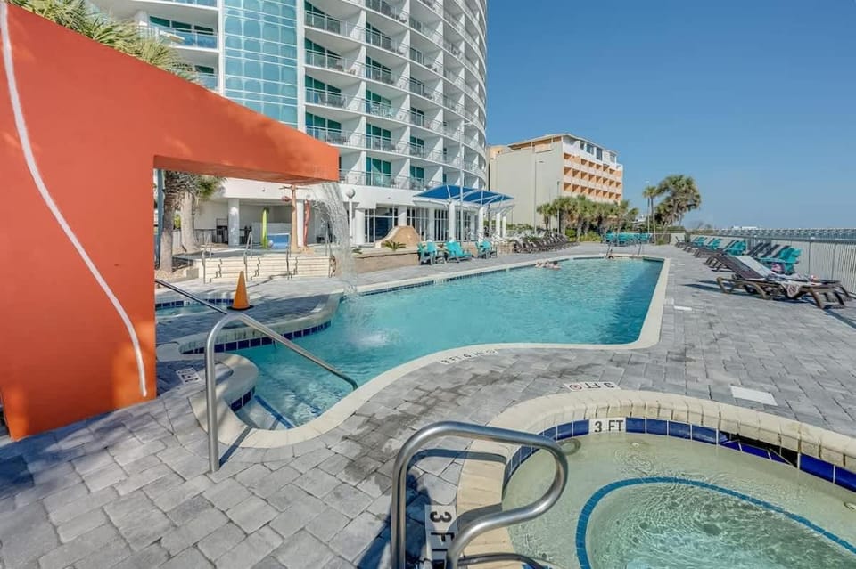 Modern Decor 1BR Direct Ocean Front Views,Jet Tub! House in Myrtle Beach