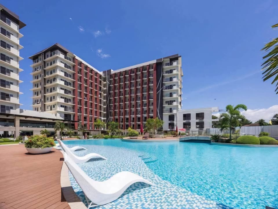 Pool view, Swimming pool, sunbed